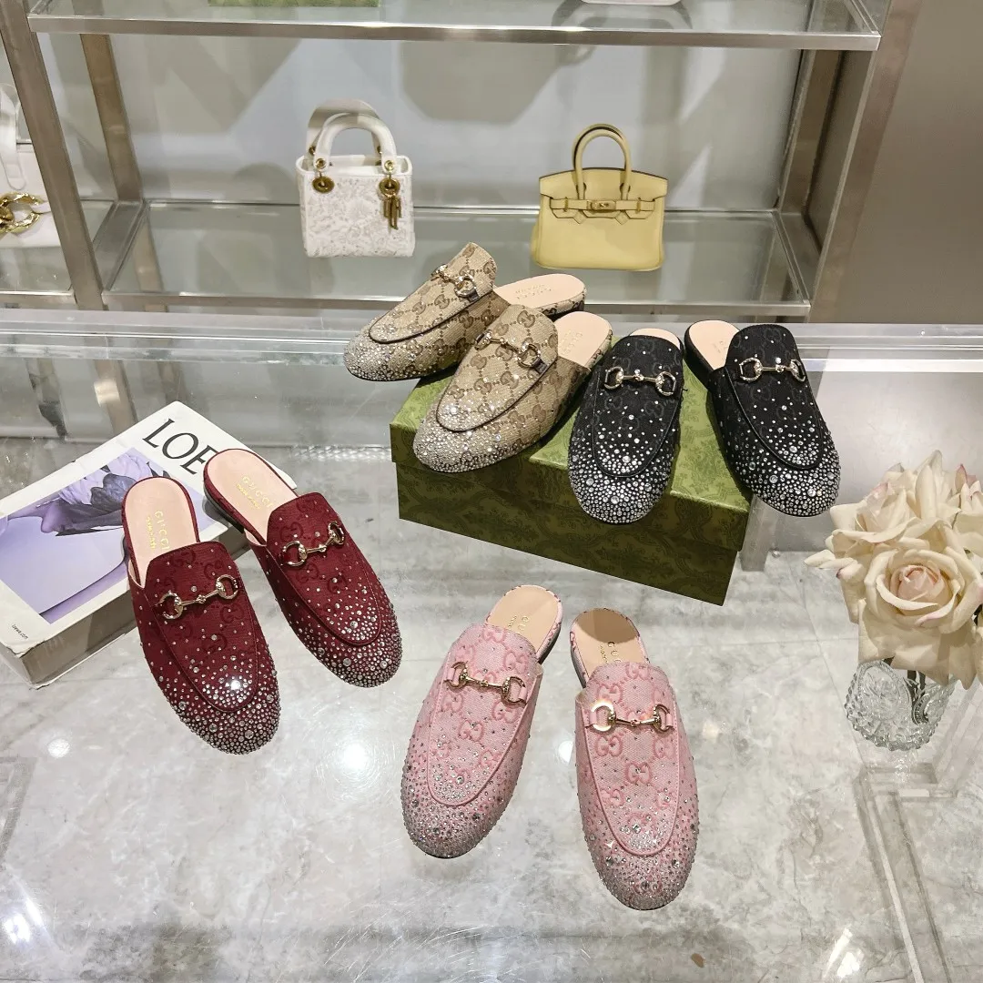 👟👟Ex-factory price 440👟👟 Burgundy G diamond (35-41) (41/42 customized) As an outstanding representative of Gucci’s design heritage, the Jordaan series horsebit loafers vividly highlight the classic elegance. This shoe is made of the brand’s iconic monogram canvas, making it a timeless classic. The material of this shoe is soft, and the silhouette is exquisite and smooth, highlighting daily elegance. Angora red GG canvas Women Light gold tone hardware Horsebit faceted crystal detail Leather sole